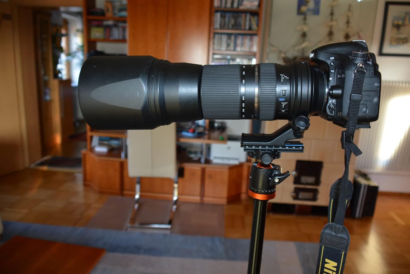 ズームレンズ付きデジタル一眼レフカメラ用トラベル三脚。